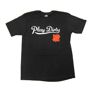UNDEFEATED PLAY DIRTY SCRIPT TEE [1]