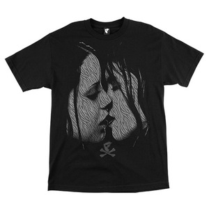 FAMOUS THE KISS MENS TEE BLK 
